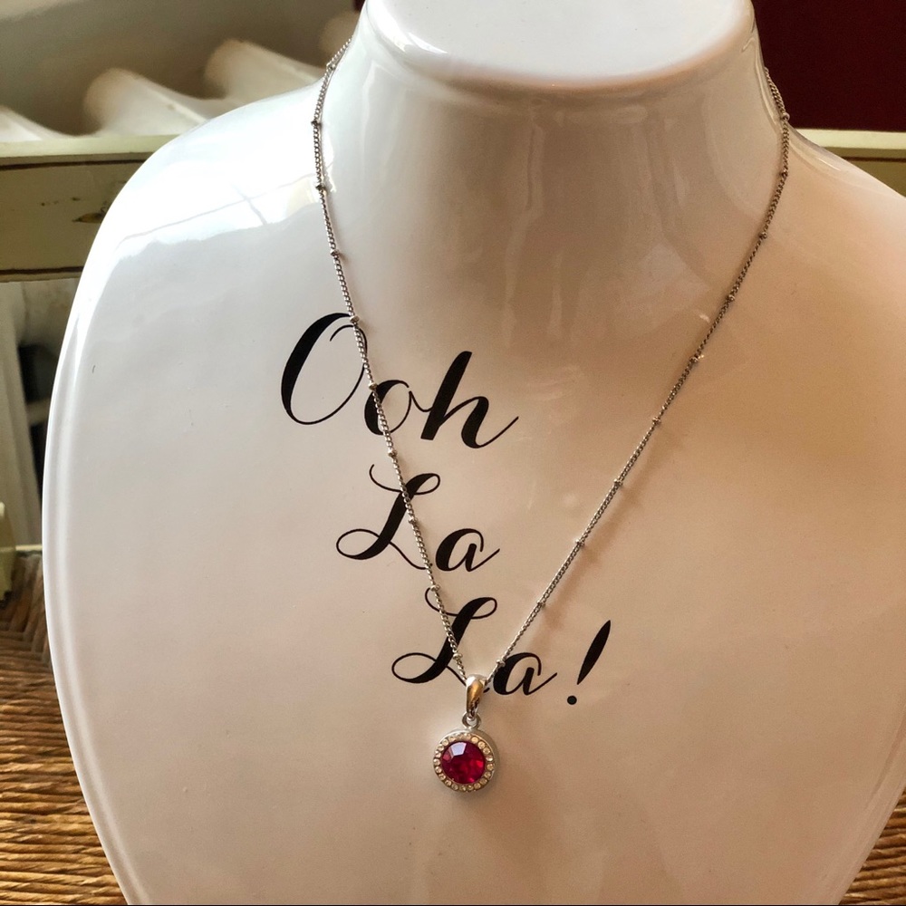 💕 Silver Tone and hot pink rhinestone Necklace